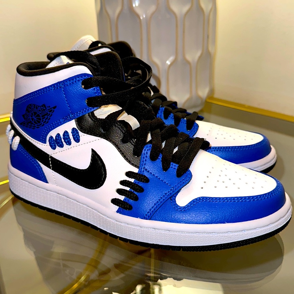 Jordan 1 mid “Sisterhood” *RARE*